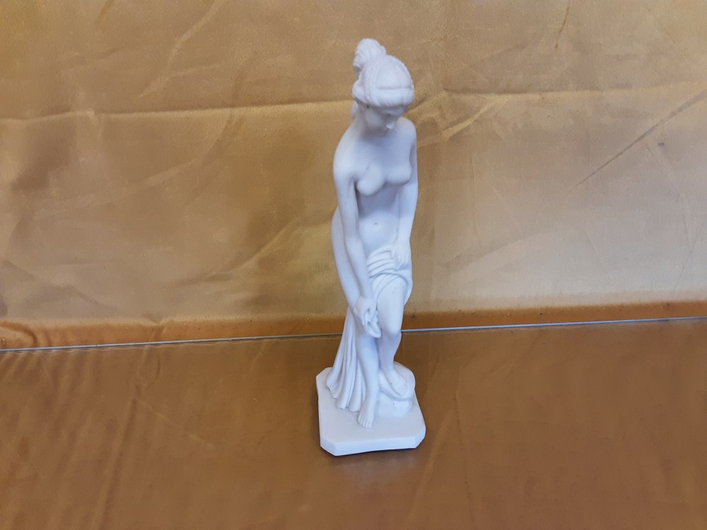 STATUETTE DAME BLANCHE EN RESINE H. 26CM