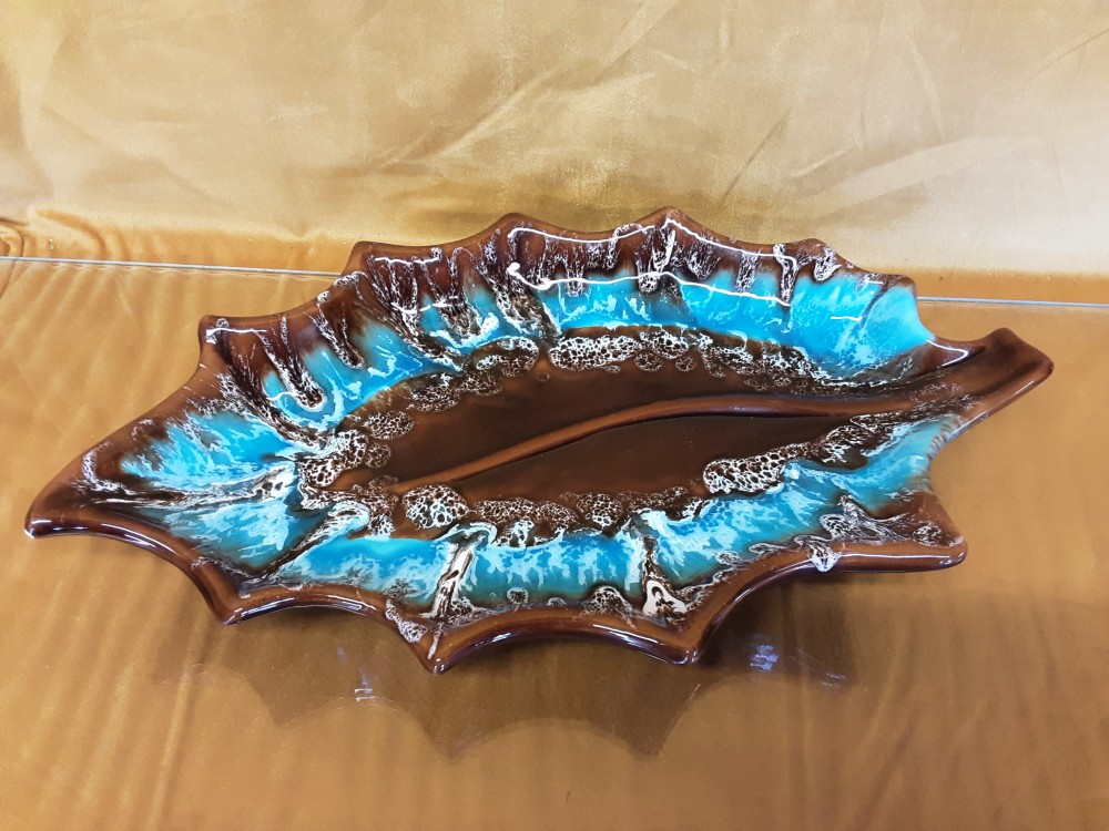 PLAT STYLE VALLAURIS FORME FEUILLE BLEU ET BRUN