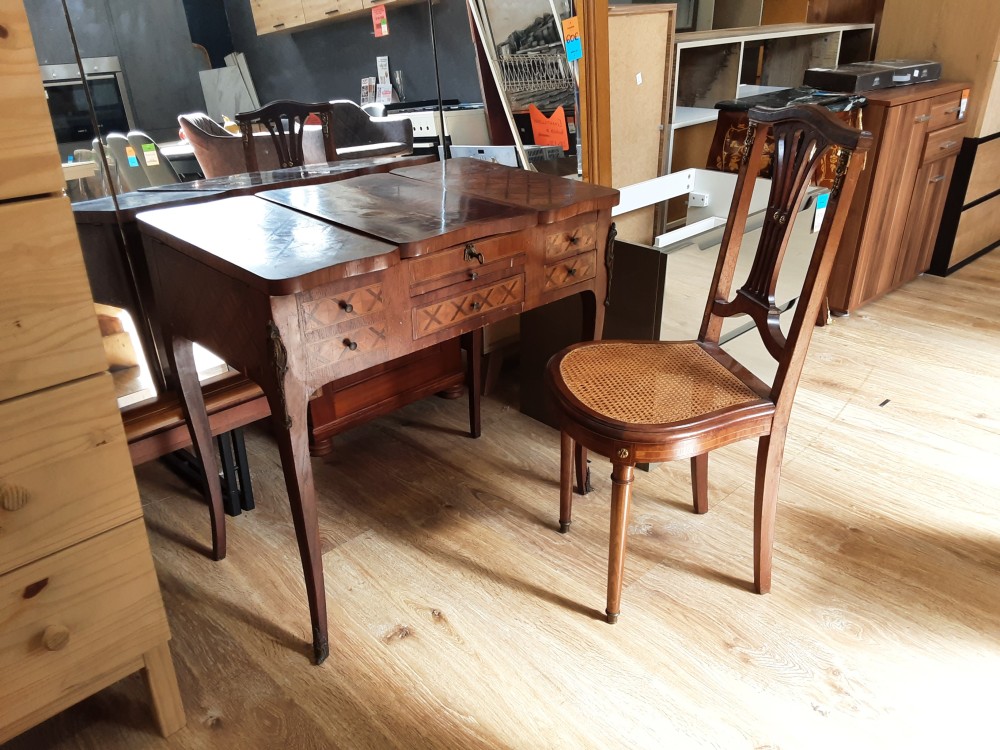 COIFFEUSE  MARQUETEE  3 PORTES 2 TIROIRS A RESTAURER AVEC 1 CHAISE