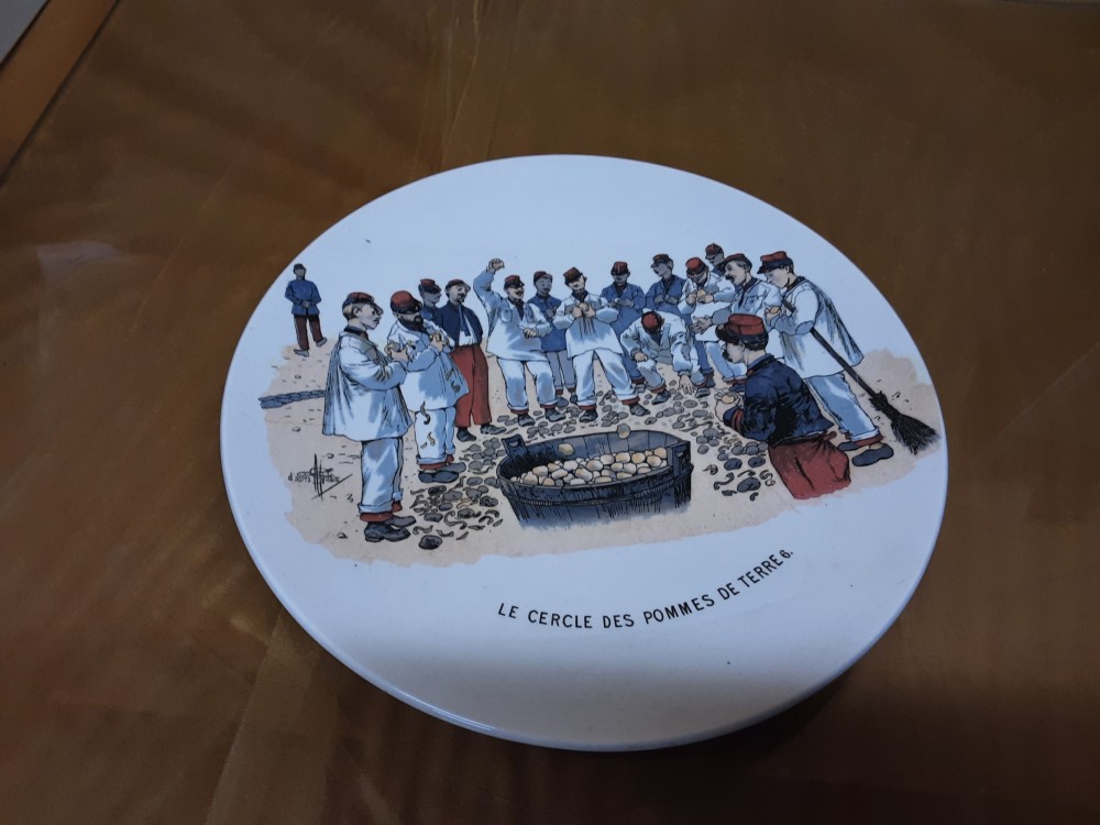ASSIETTE SARREGUEMINES UC "MON RÉGIMENT - LE CERCLE DES POMMES DE TERRE"