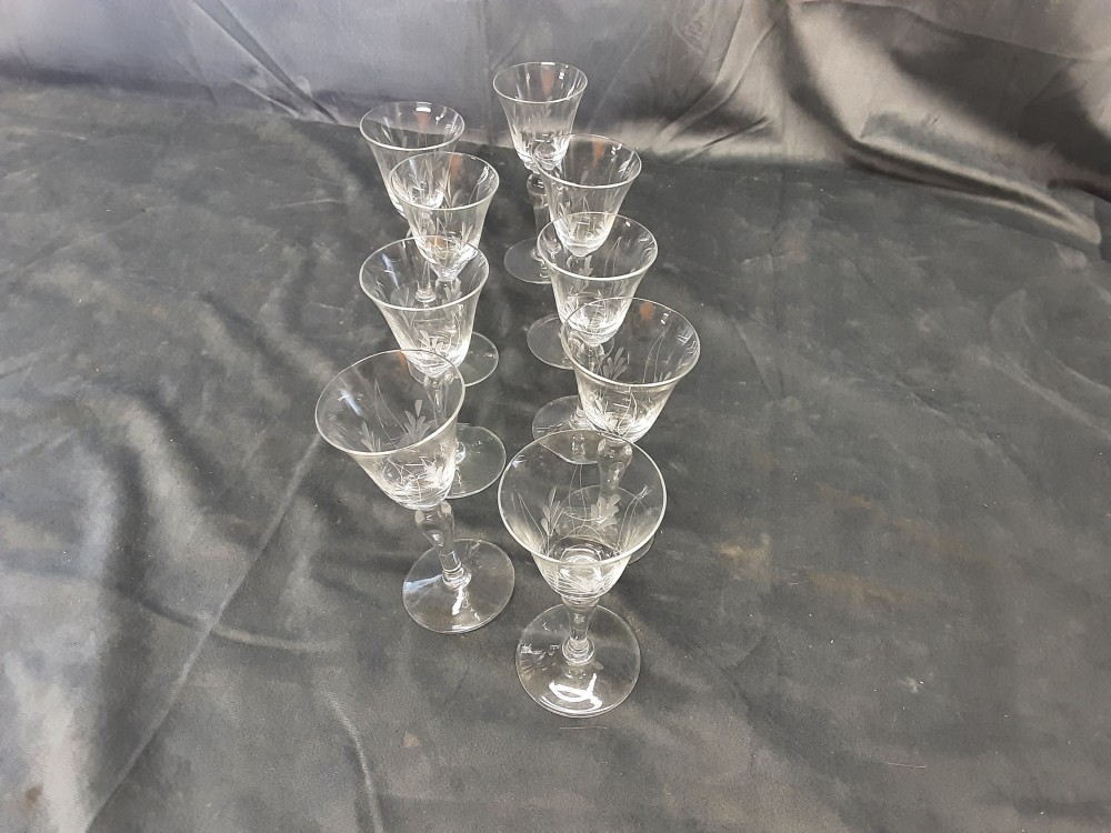 LOT DE 9 VERRES A ALCOOL 
