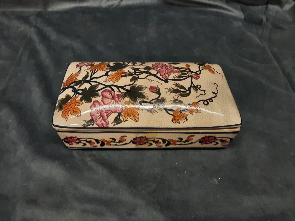 BOITE RECTANGULAIRE EN CÉRAMIQUE DÉCOR FLEURS