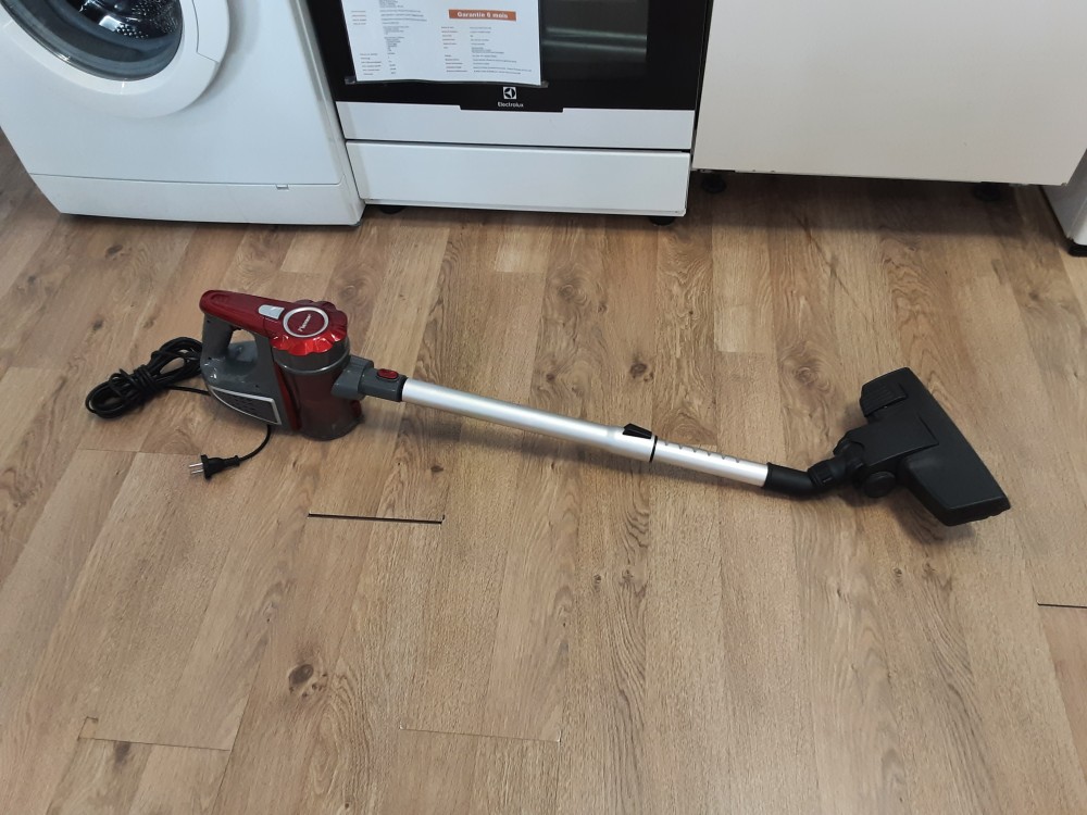 ASPIRATEUR BALAIS ROUGE ET GRIS SANS SAC MARQUE BESTRON