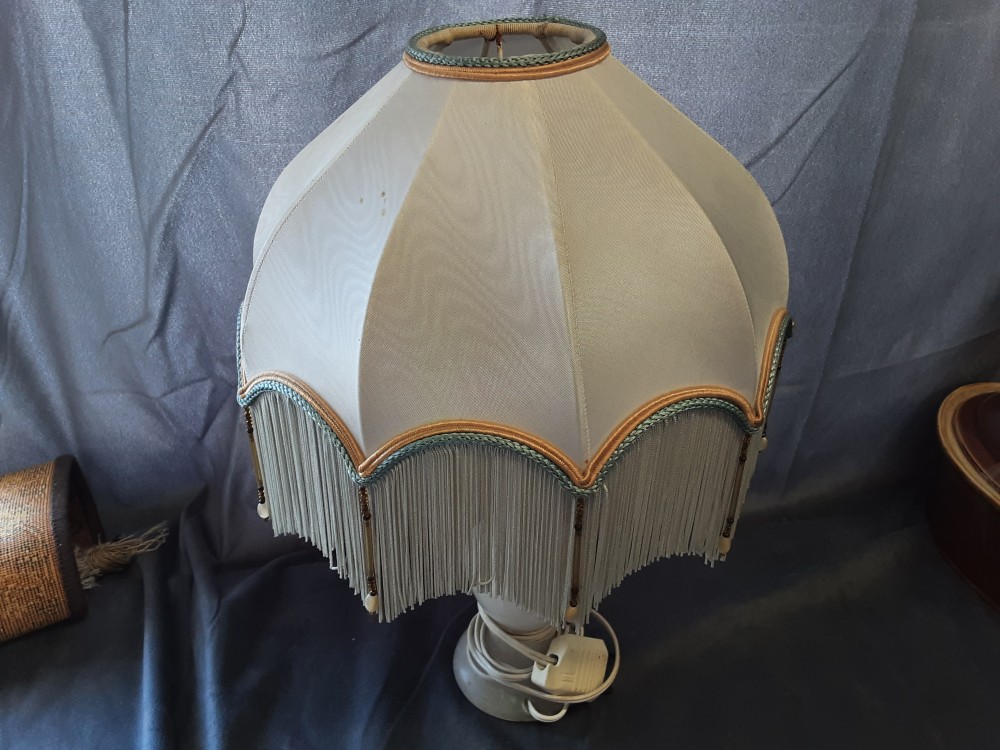 LAMPE A POSER ONIX BLANC ABAT JOUR FRANGES BLANCHES