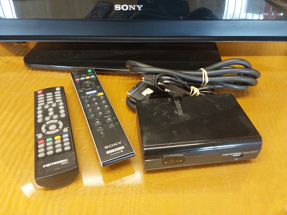 TELEVISEUR SONY AVEC TC 80CM + BOITIER TNT ET TC METRONIC