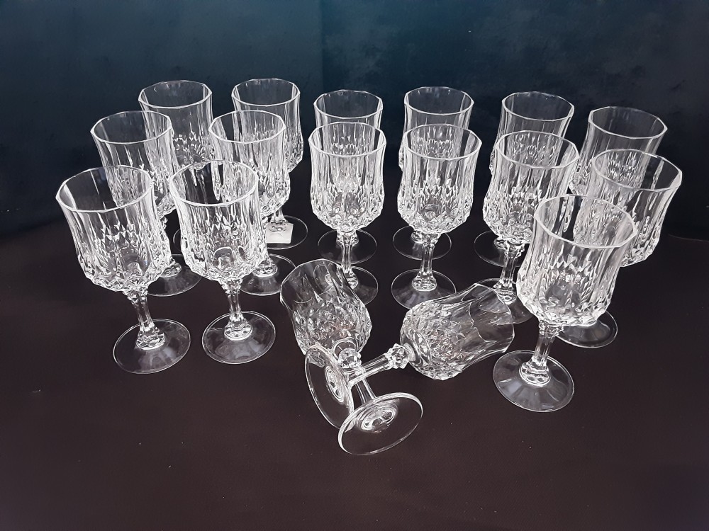 LOT DE 17 VERRES SUR PIED EN CRISTAL