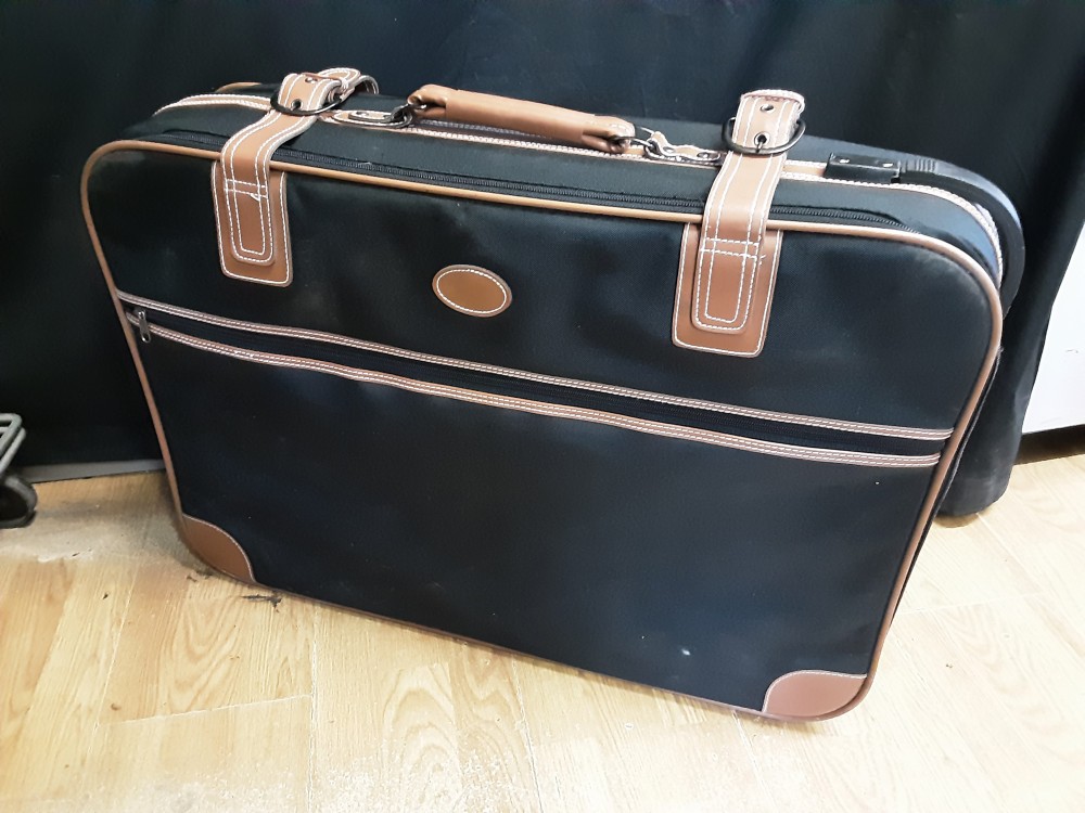 VALISE NOIRE ET BRUNE EN TISSU 
