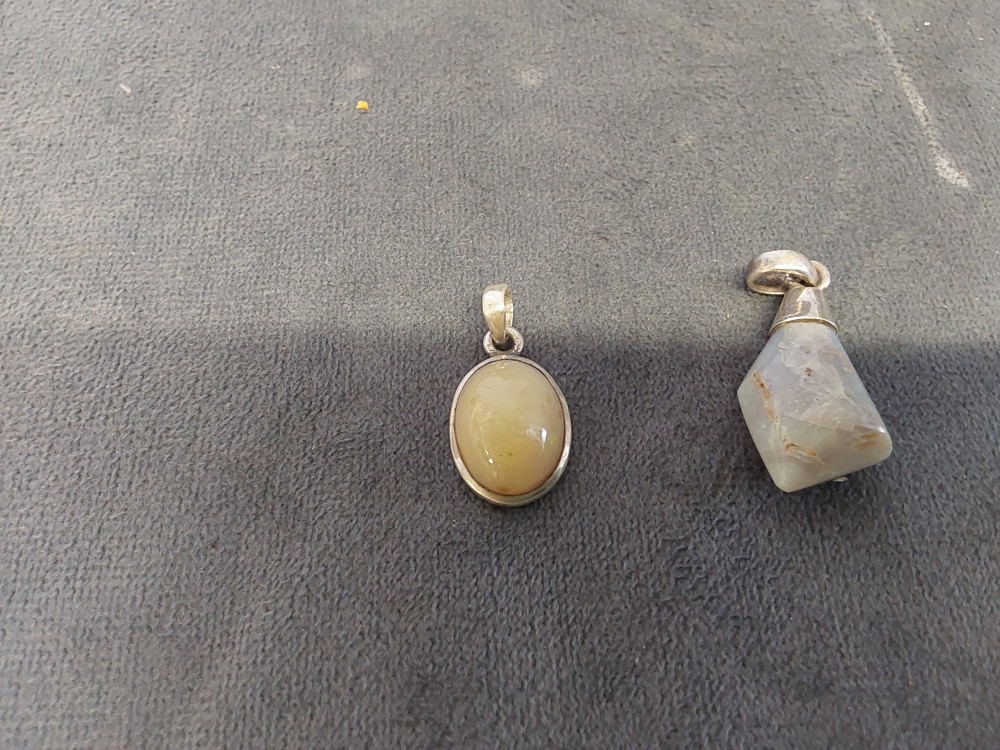PENDENTIF PIERRE MONTÉ SUR ARGENT