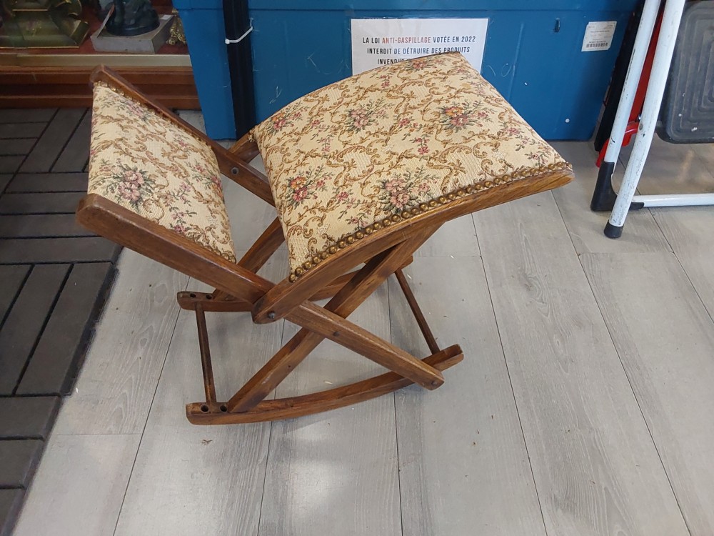 REPOSE PIED EN BOIS ET TISSU FLEURIES
