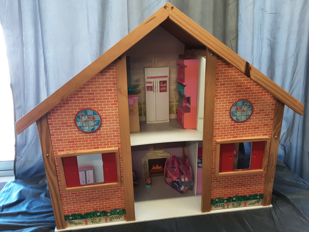 Maison De Poupee En Bois + Accessoires De Barbie