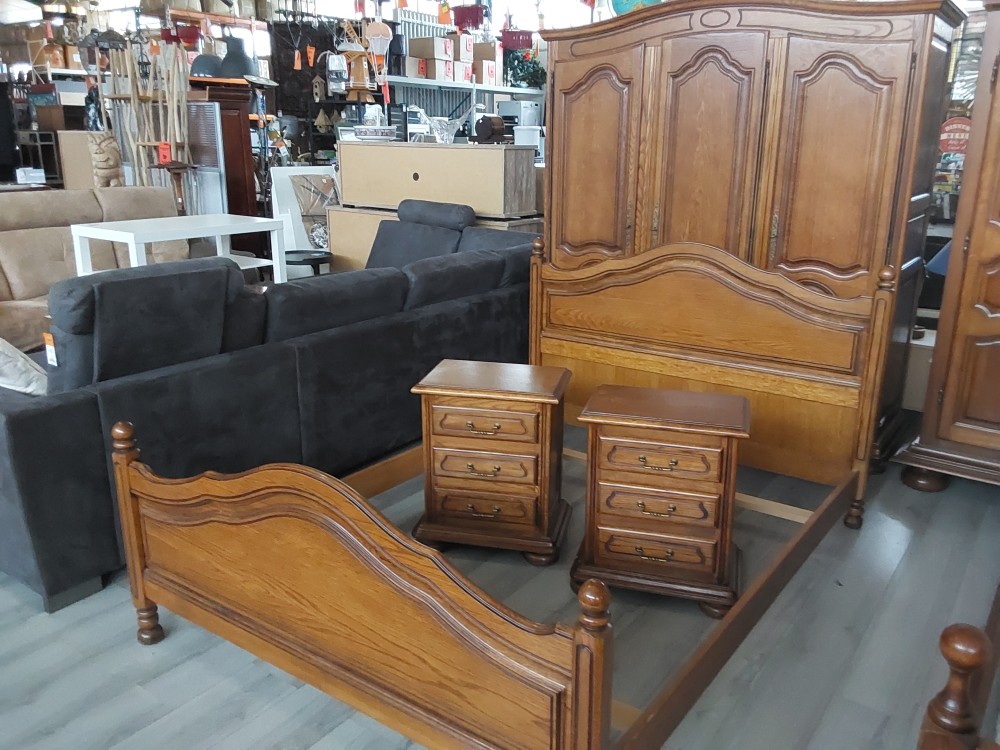 CHAMBRE A COUCHER EN CHENE - ARMOIRE 3P/LIT 2P 140X190 (SANS SOMMIER)/ 2 CHEVETS 3 TIROIRS