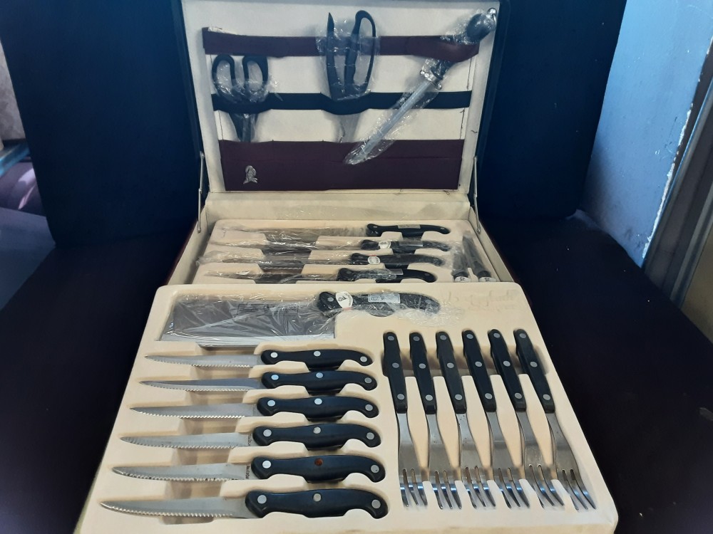 LOT COUTEAUX FOURCHETTES DANS MALETTE