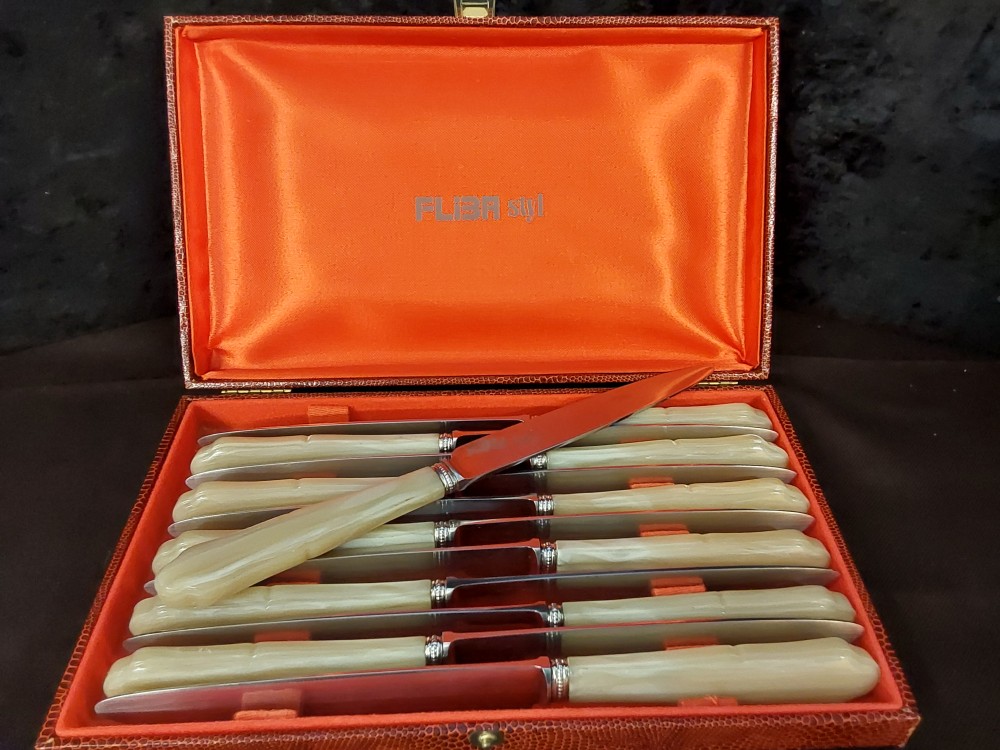 LOT DE 12 COUTEAUX DANS COFFRET