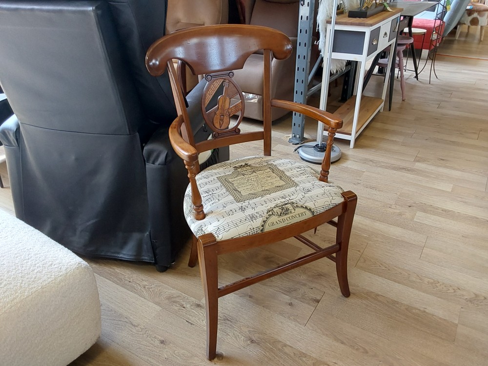 FAUTEUIL MERISIER DECOR NOTES DE MUSIQUE ET INSTRUMENT 