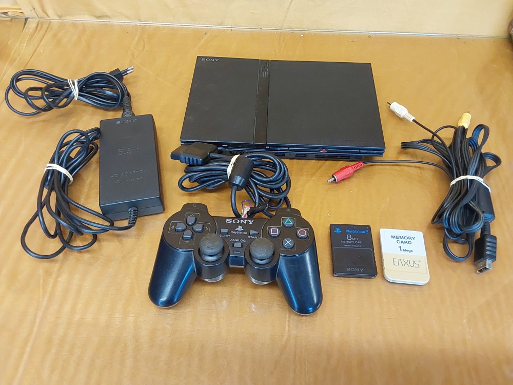 CONSOLE PS2 SLIM (FONCTIONNE MAIS NE LIT PAS LES DISQUES) + 1 MANETTE + 2 MEMORY CARDS + CABLES D’AL