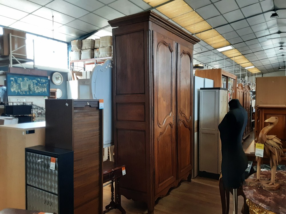 ARMOIRE 2 PORTES CHEVILLEES TGM A RESTAURER