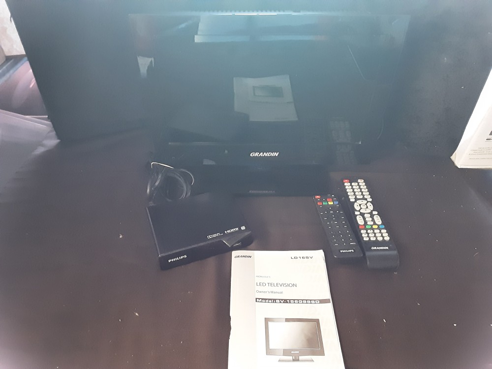 TELEVISEUR GRANDIN 40CM AVEC DECODEUR + TÉLÉCOMMANDES