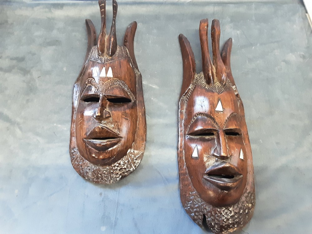 MASQUE AFRICAIN AVEC INCRUSTATIONS OU SANS HAUT 43CM