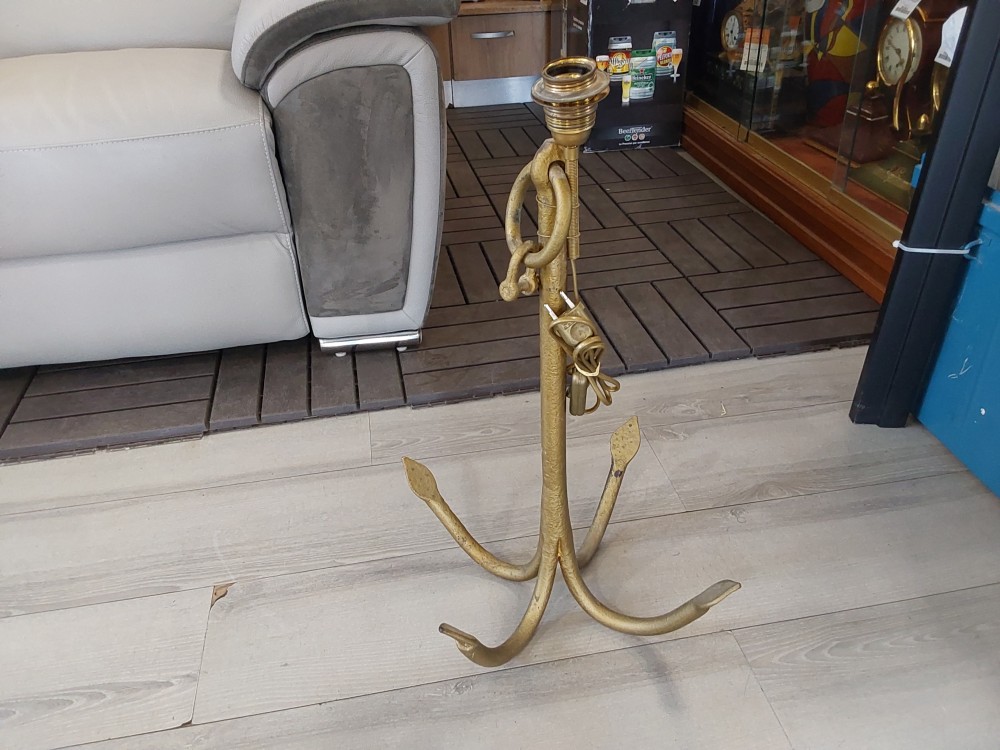 LAMPE DE SALON EN FORME D’ANCRE EN METAL DORE