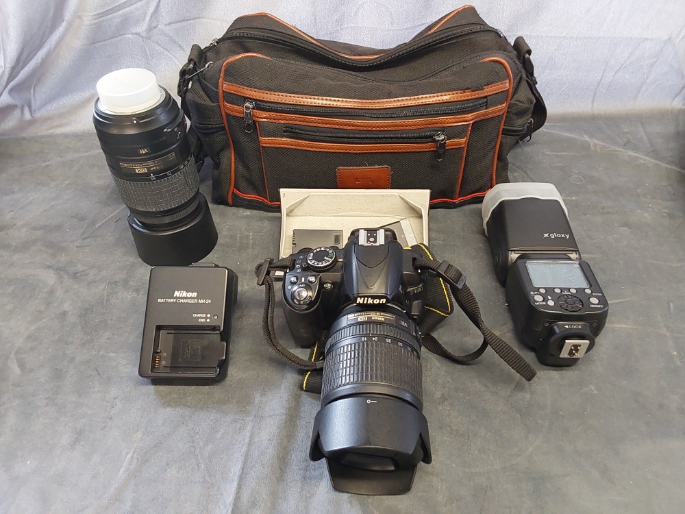 APPAREIL PHOTO NIKON D3100 AVEC OBJECTIFS / BATTERIES / FLASH ET SACOCHE