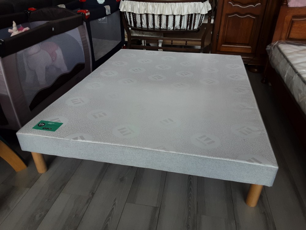 SOMMIER TAPISSIER MERINOSAVEC 4 PIEDS 140X190