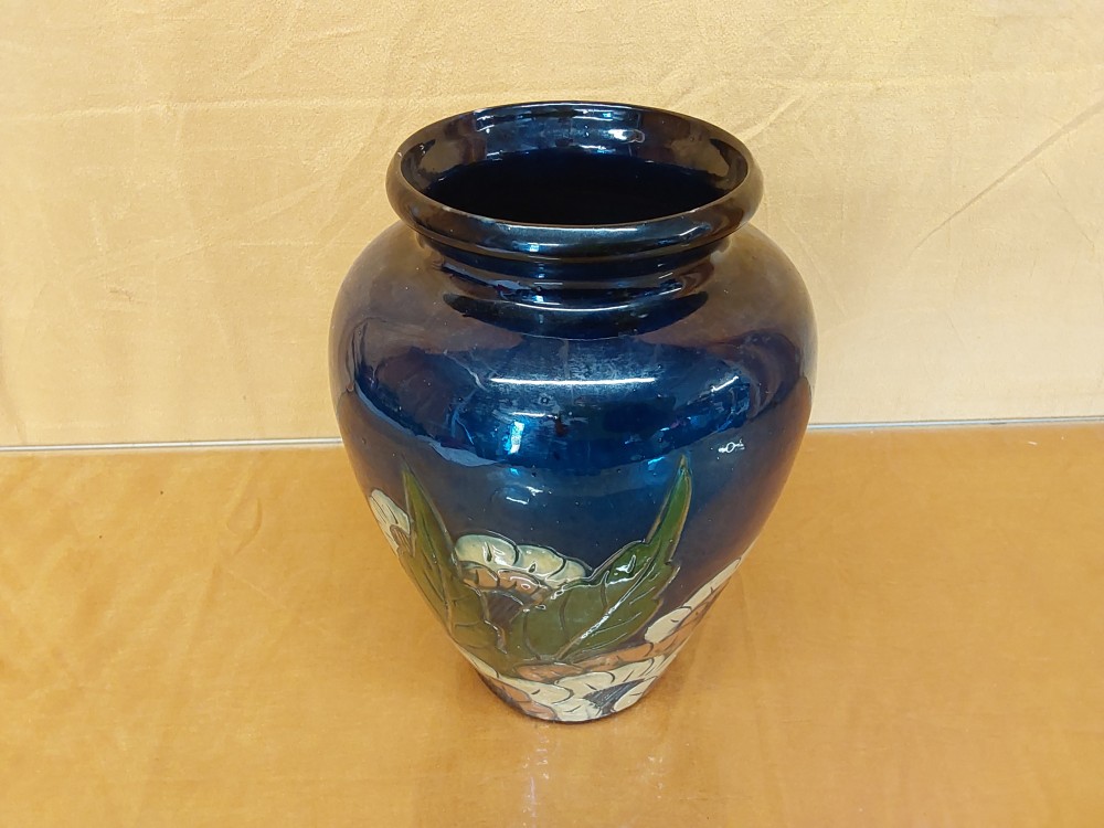 VASE EN CERAMIQUE BLEU MOTIF FLEURS H. 22CM