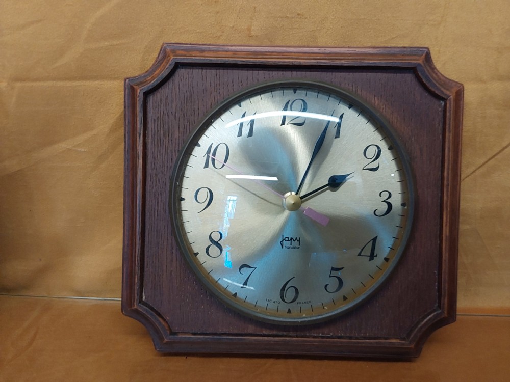 MONTRE MURALE EN BOIS A PILES 
