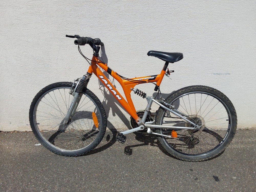VTT M203 ORANGE ET GRIS 26 POUCES 