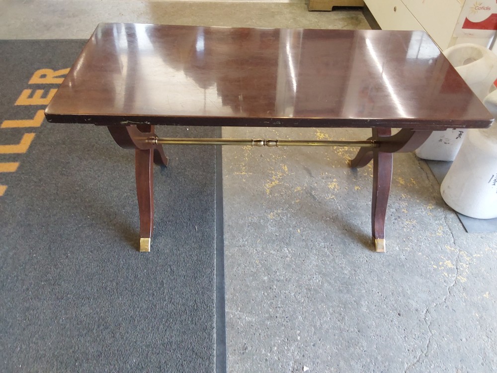 TABLE BASSE VINTAGE EN BOIS BRILLANT PIEDS EMBOUTS LAITON