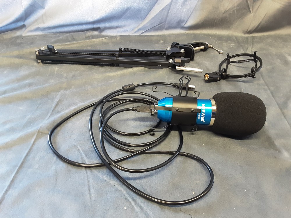 MICRO MARQUE NEEWER REF LW-8000-USB AVEC PIED A FIXER ET CABLE