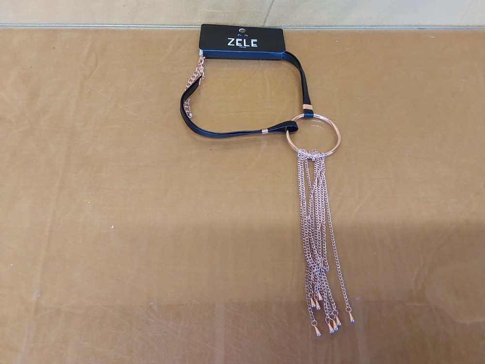 COLLIER VOGUE ZELE SIMILI CUIR NOIR ET CHAINE ROSE