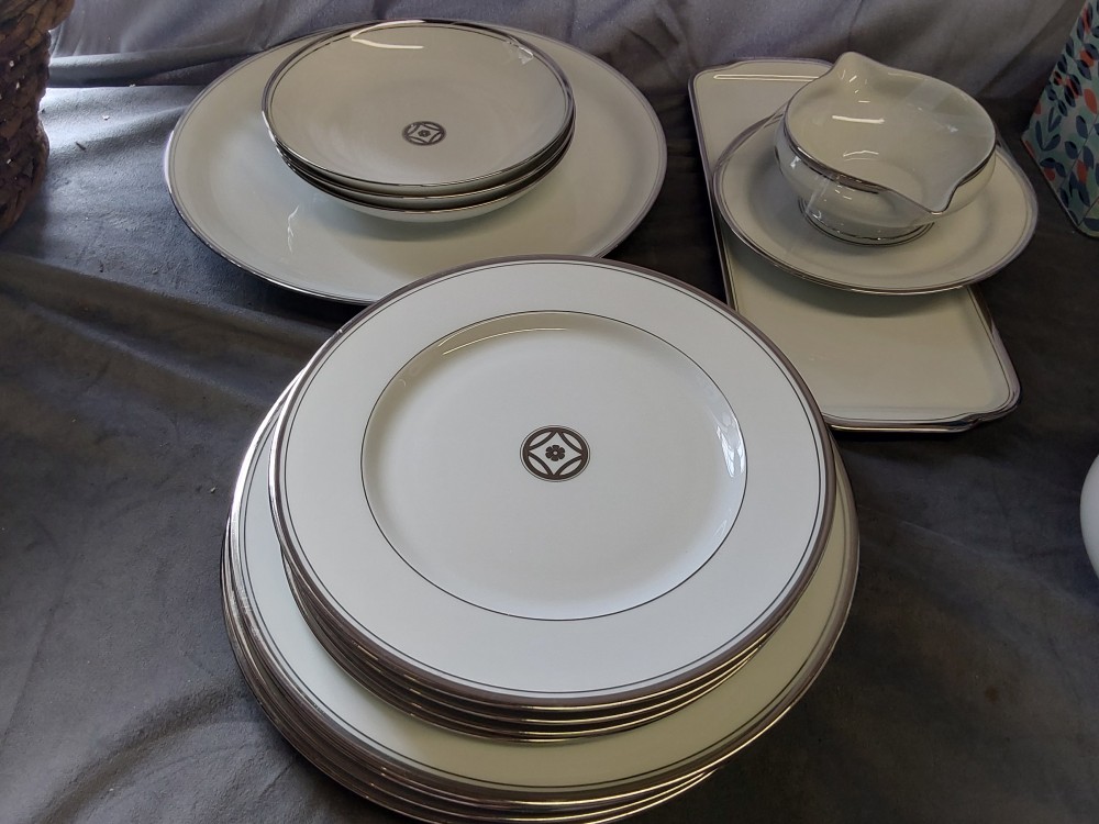 LOT DE VAISSELLES A COMPLETER LIMOGES BORDURES ARGENTES