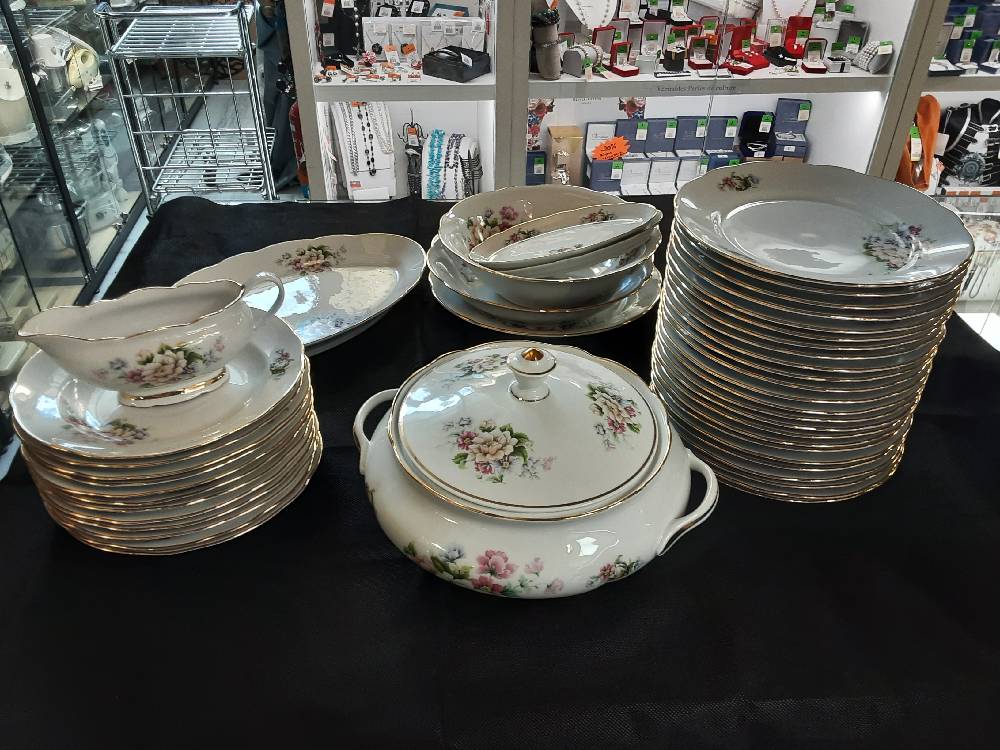 SERVICE DE TABLE PORCELAINE DE CHAUVIGNY BLANC DECOR FLEURS