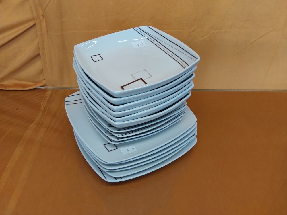 LOT DE 16 ASSIETTES CARREES BLANCHES ET BRUNES