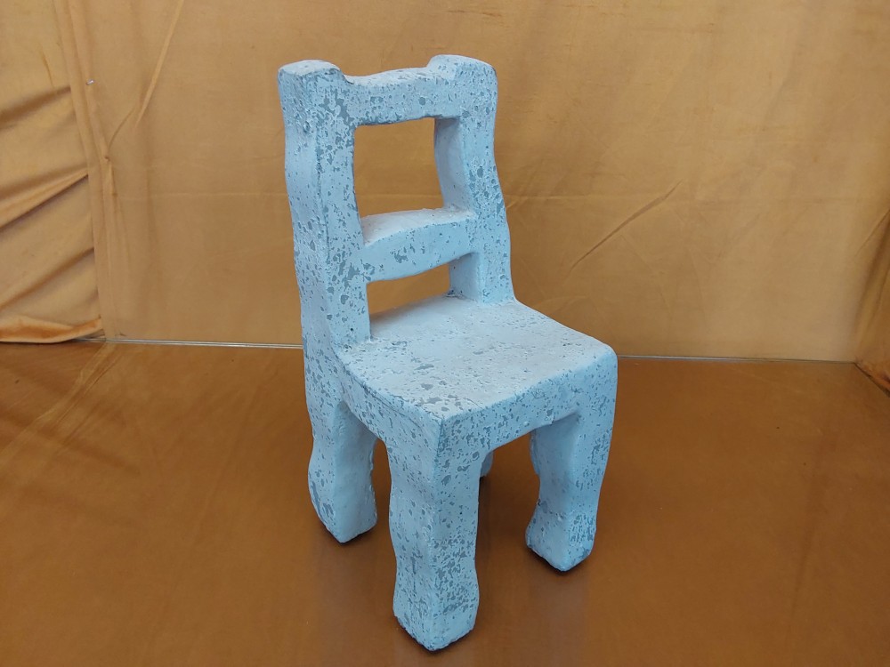 CHAISE DE POUPEE EN PIERRE BLANCHE