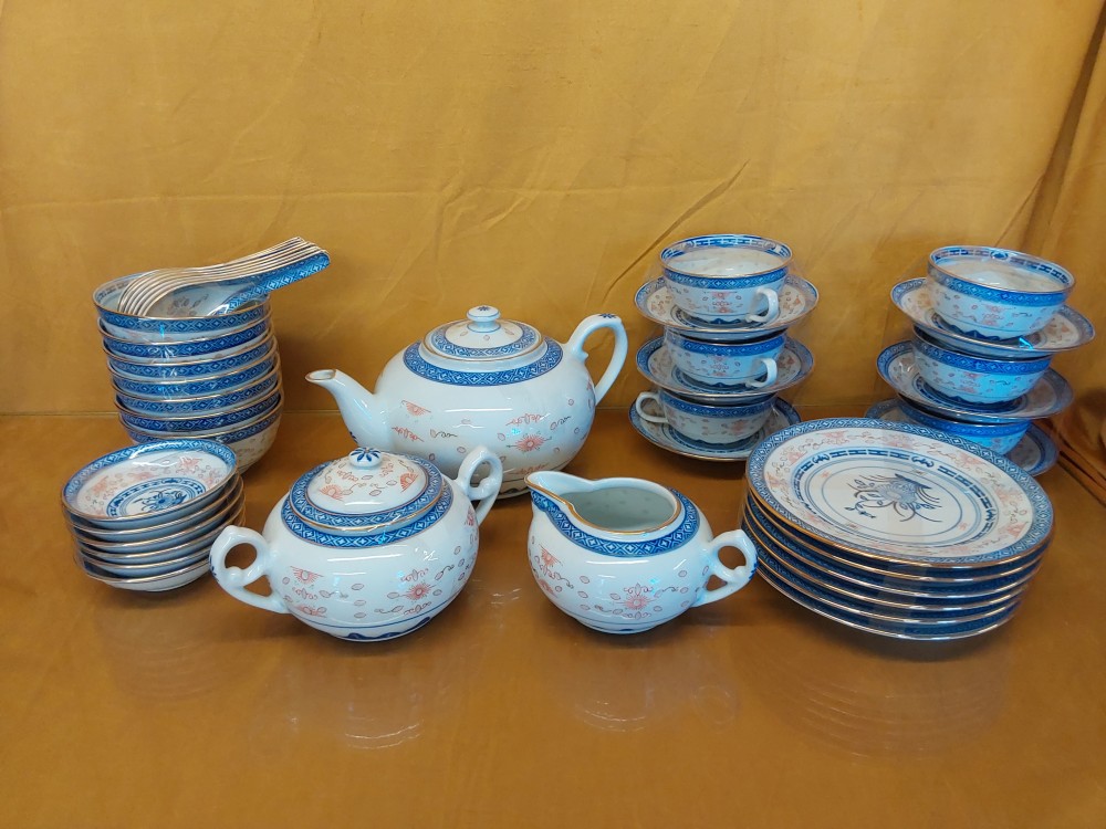 SERVICE A THE CHINOIS BLANC BLEU AVEC COUPELLES + CUILLERES + BOLS+ ASSIETTES DESSERTS POUR 6P