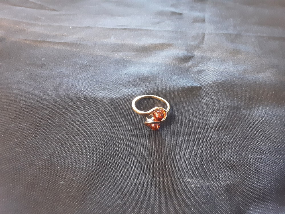 BAGUE VERMEILLE AVEC  AMBRE