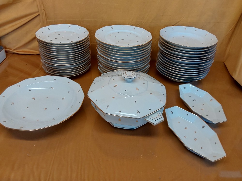 SERVICE DE TABLE PORCELAINE AVEC MOTIFS DORES