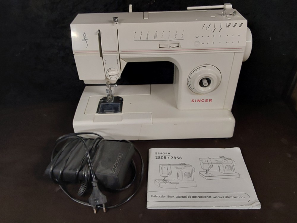 MACHINE A COUDRE SINGER MODELE 2808