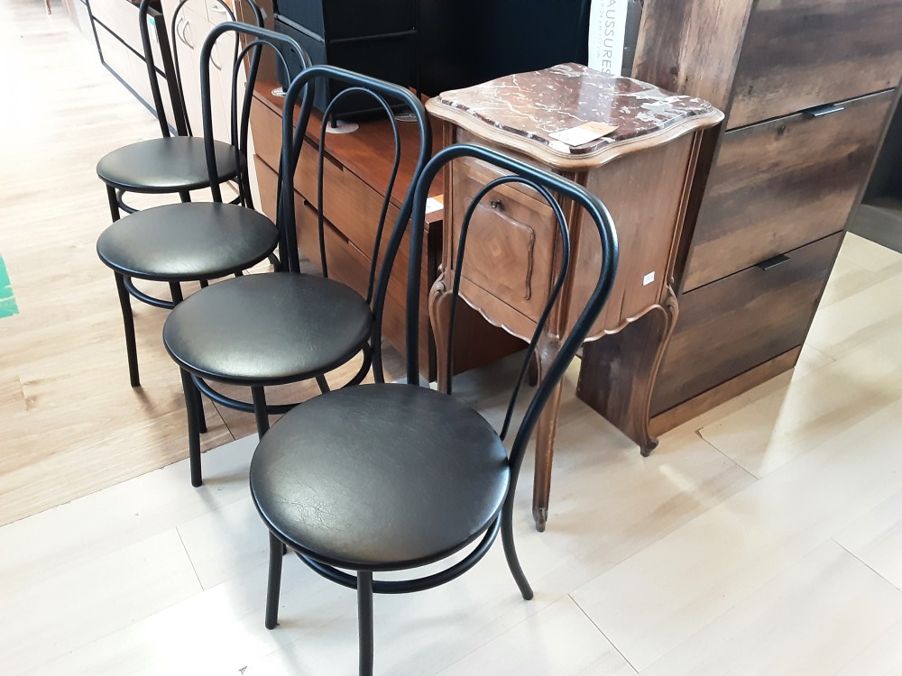 LOT DE 4 CHAISES BISTROT A RESTAURER ASSISE SIMILI CUIR