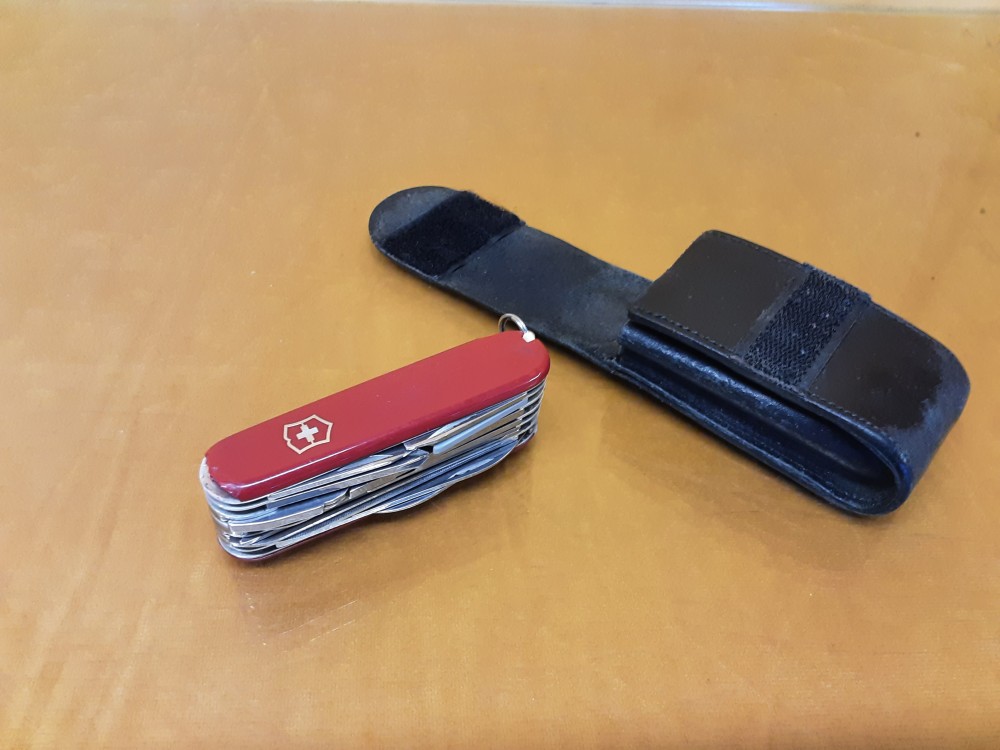 COUTEAU SUISSE MULTIFONCTION DANS POCHETTE CUIR