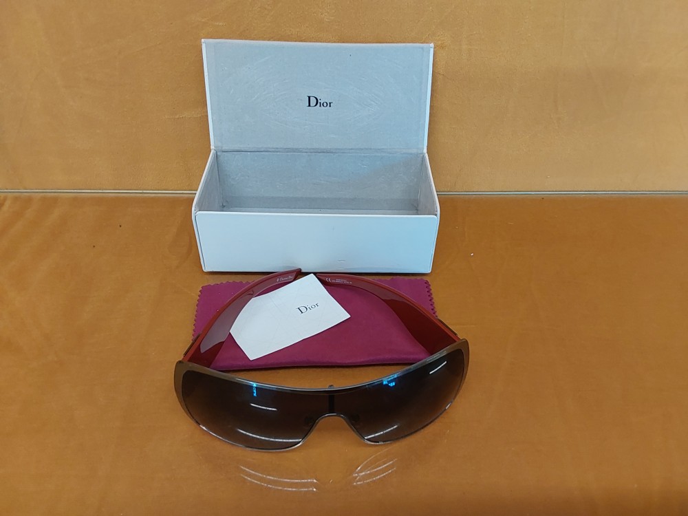 PAIRE DE LUNETTES DE SOLEIL C DIOR DANS SA BOITE