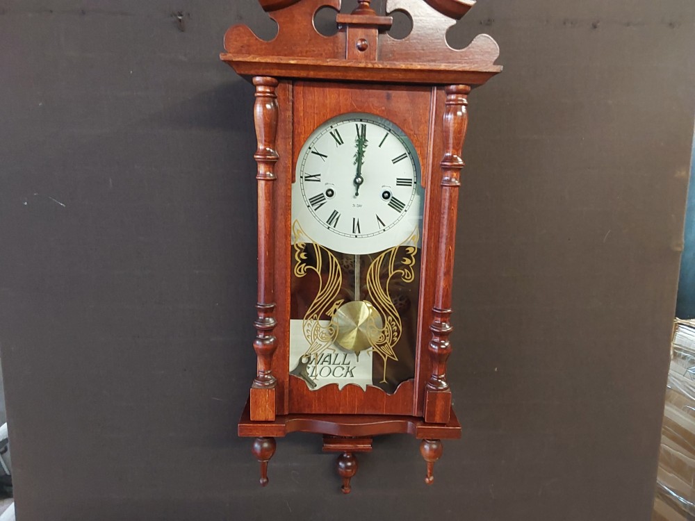 PENDULE MURALE AVEC CLEF STYLE HENRI II