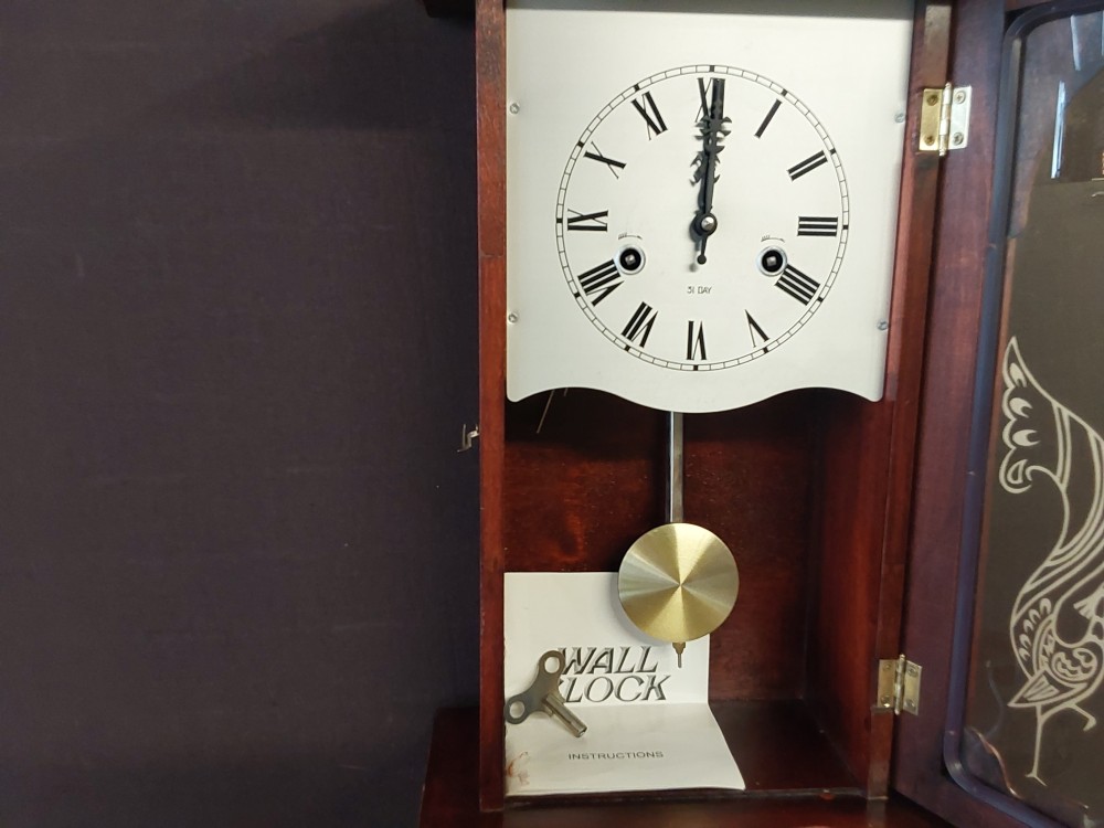 PENDULE MURALE AVEC CLEF STYLE HENRI II