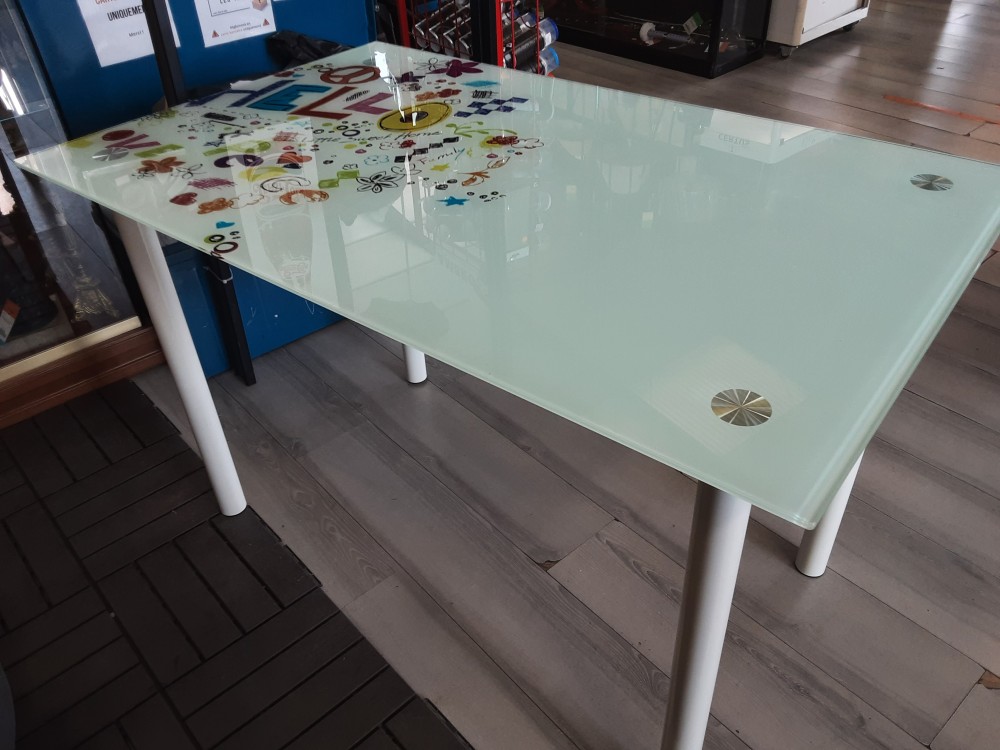 TABLE DE CUISINE  PLATEAU EN VERRE OPAQUE MOTIFS HELLO