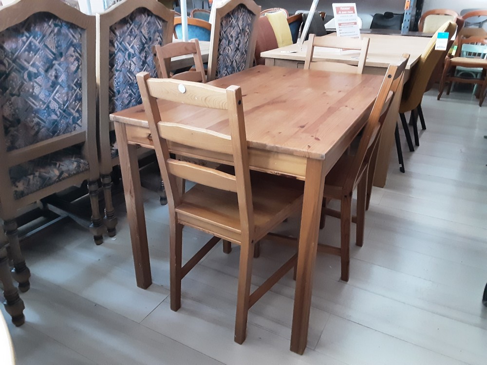 TABLE DE CUISINE+ 4 CHAISES EN PIN