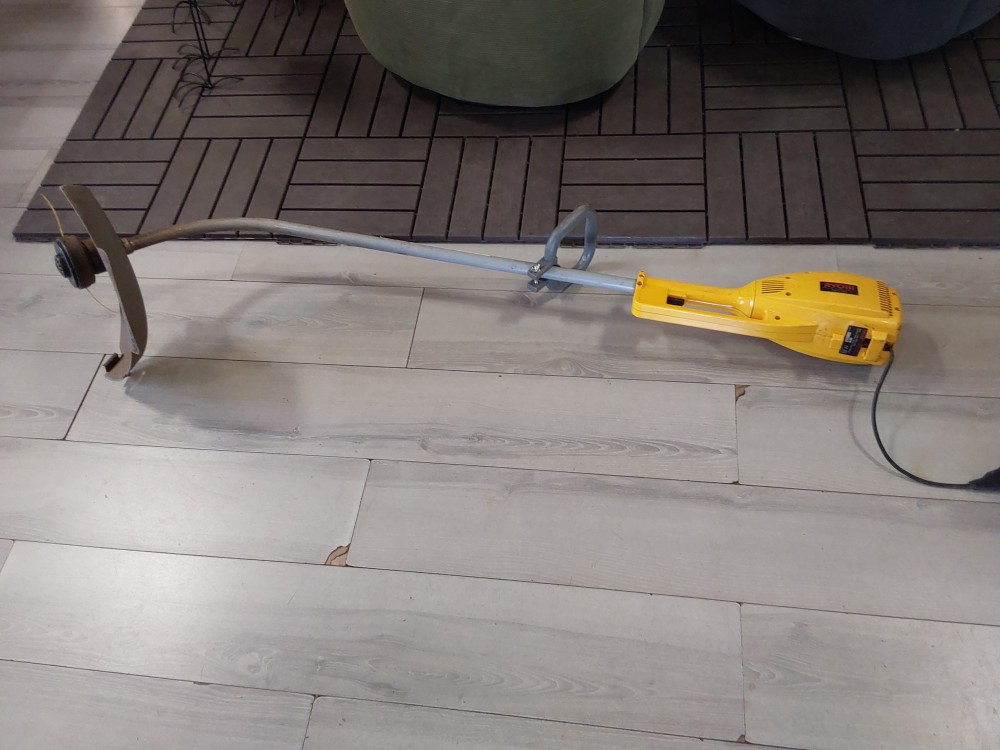 COUPE BORDURE JAUNE MARQUE RYOBI RET 700W