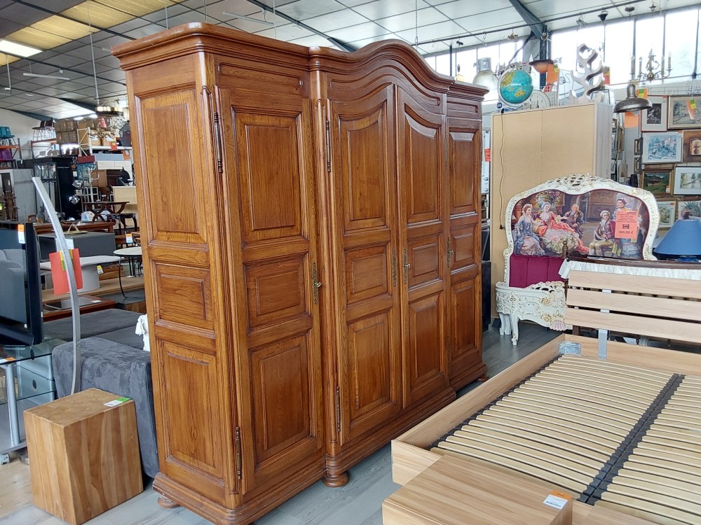 ARMOIRE 4 PORTES EN CHENE MASSIF CHAPEAU DE GENDARME