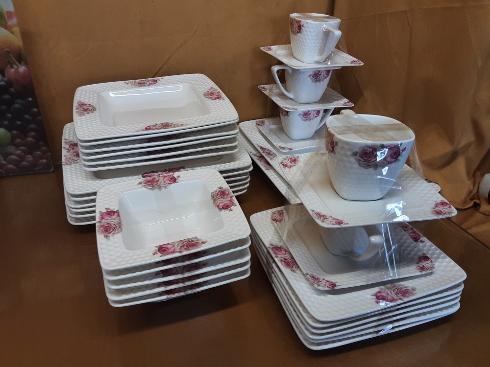 SERVICE DE TABLE A COMPLETER PORCELAINE MOTIF FLEURS ROSES