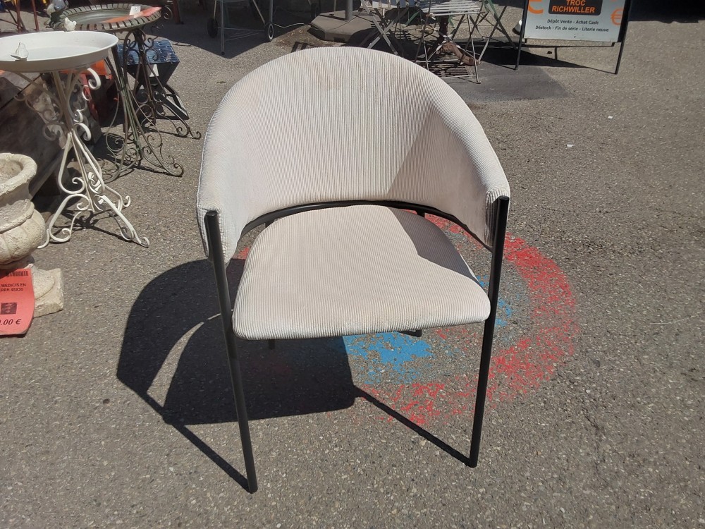 CHAISE AVEC ACCOUDOIRS VELOUS CÔTELÉ CRÈME (125679-1207326/27) 2ÈME CHOIX
